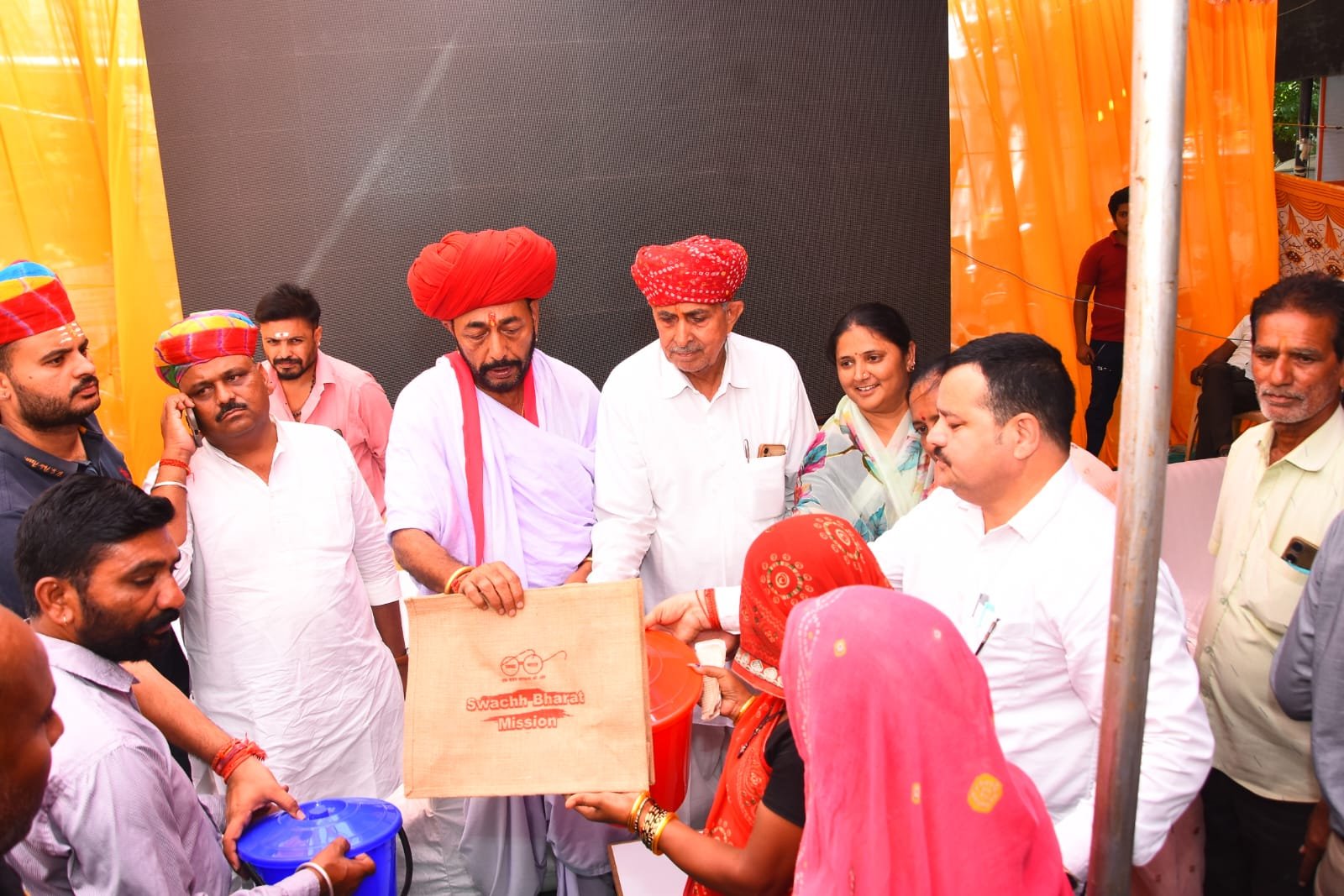 नगर परिषद सिरोही द्वारा “हर घर चार डस्टबिन,