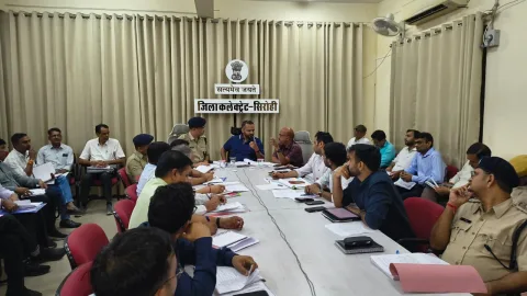 जिला निवार्चन अधिकारी की अध्यक्षता में शांति एवं कानून व्यवस्था के संबंध में बैठक आयोजित